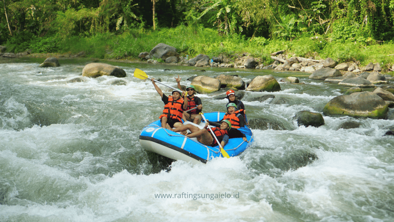 Perahu karet melintasi jeram deras dalam paket rafting ekstrem