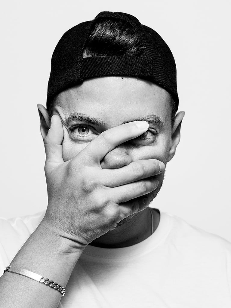 retrato-cara-tapada-blanco-y-negro