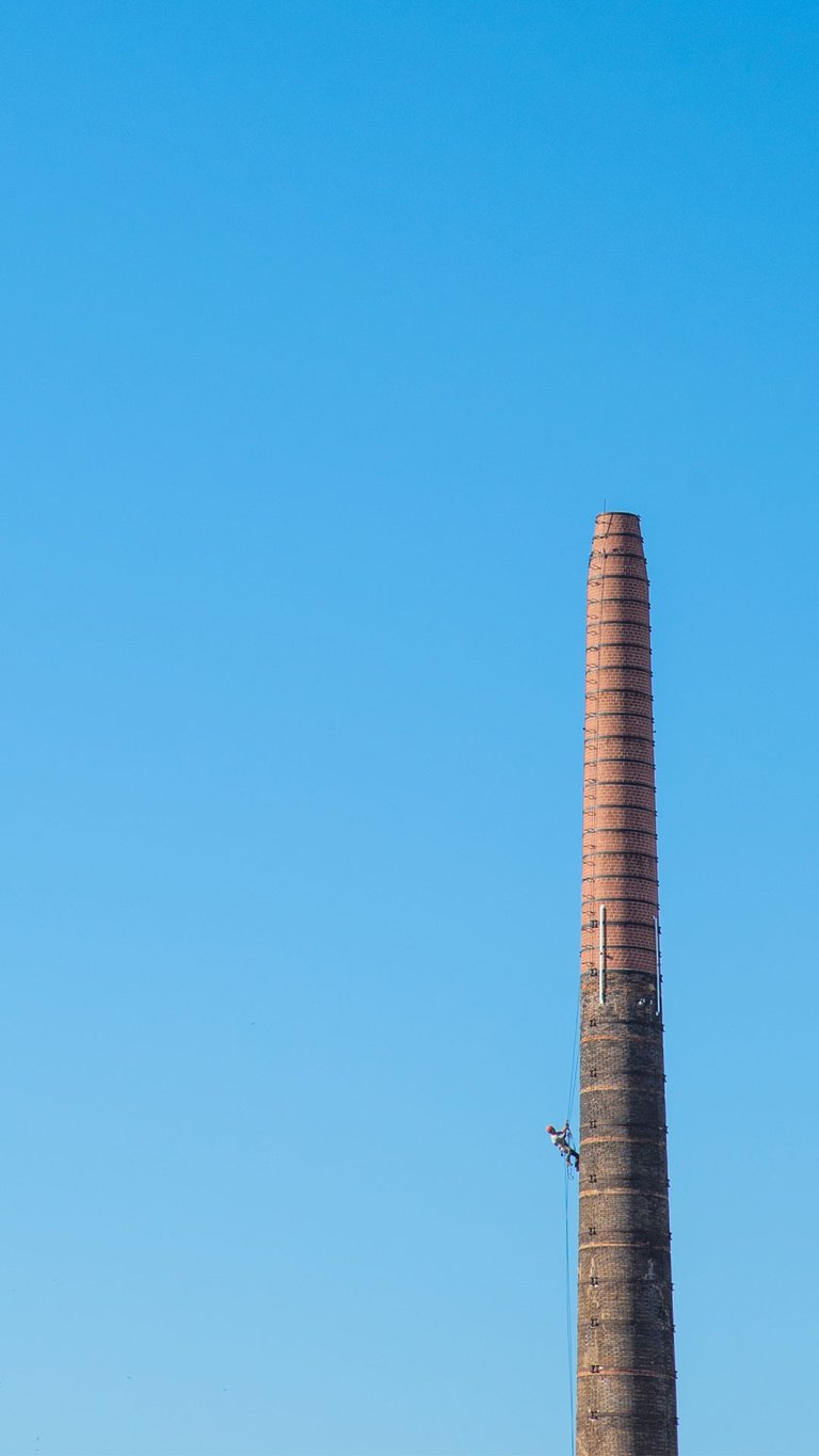 Obrero colgado chimenea