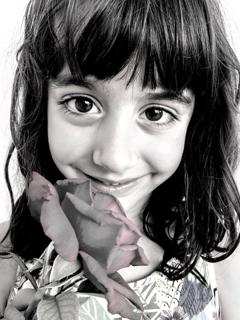 girl-flower-smiling-close-up