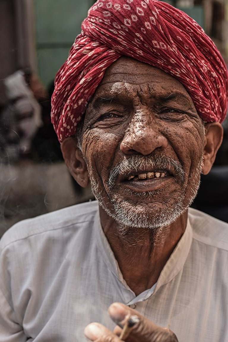 Hombre indio con turbante fumando