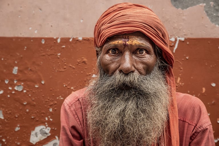 Un Sadhu con ropa naranja tradicional en varanasi