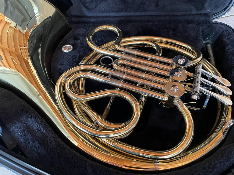 un cor dans son étui