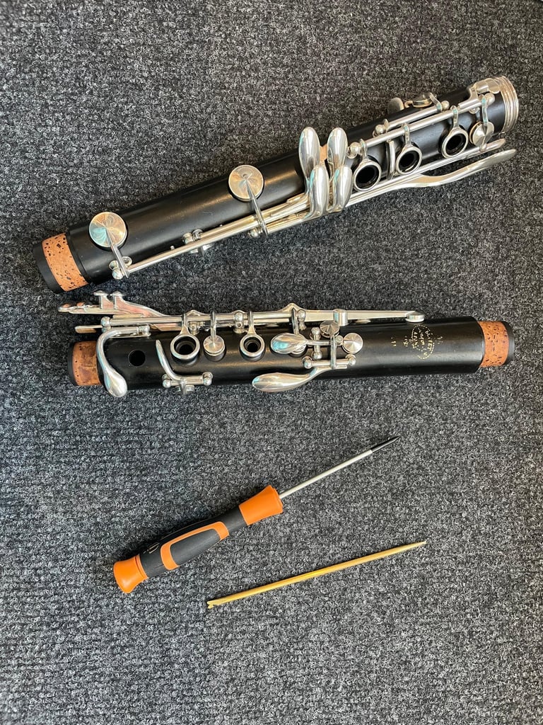 clarinette démontée avec outil à côté