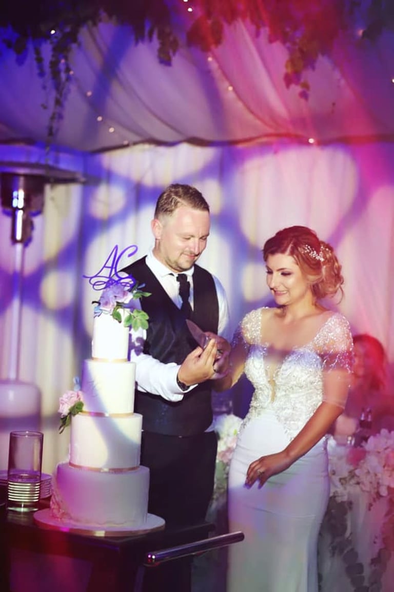 Младоженци режещи сватбена торта заснети от Фотограф Светлана Велинова в град Перник
