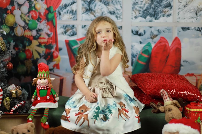 Коледна фотосесия на момиче заснето от Фотограф Светлана Велинова в град Перник