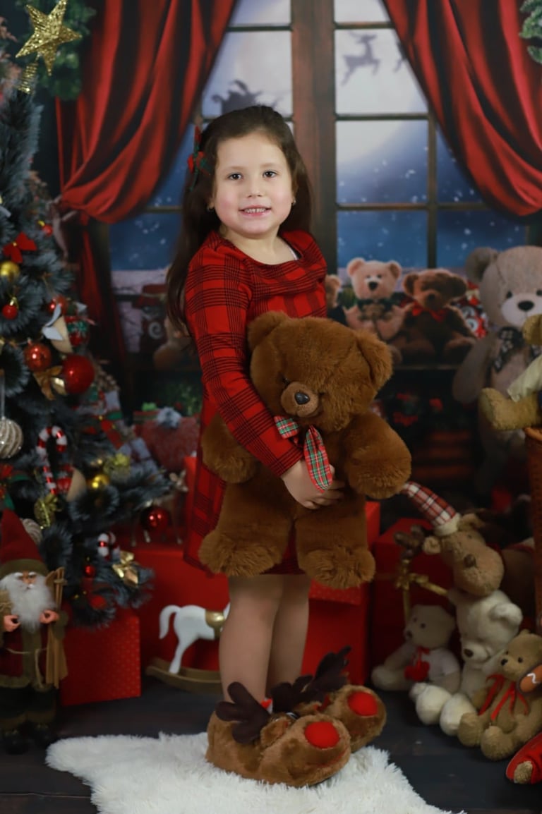 Коледна фотосесия на момиче заснето от Фотограф Светлана Велинова в град Перник