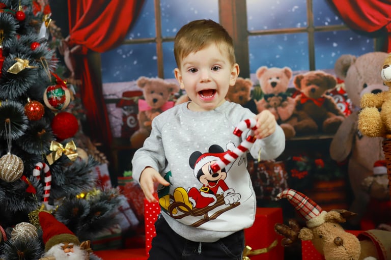 Коледна фотосесия на момче заснето от Фотограф Светлана Велинова в град Перник