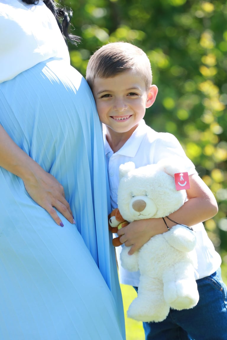 снимка на момче прегърнало бременната си майка заснето от Фотограф Светлана Василева в град Перник
