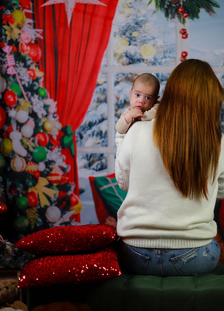 Коледна фотосесия на малко дете заснето от Фотограф Светлана Велинова в град Перник