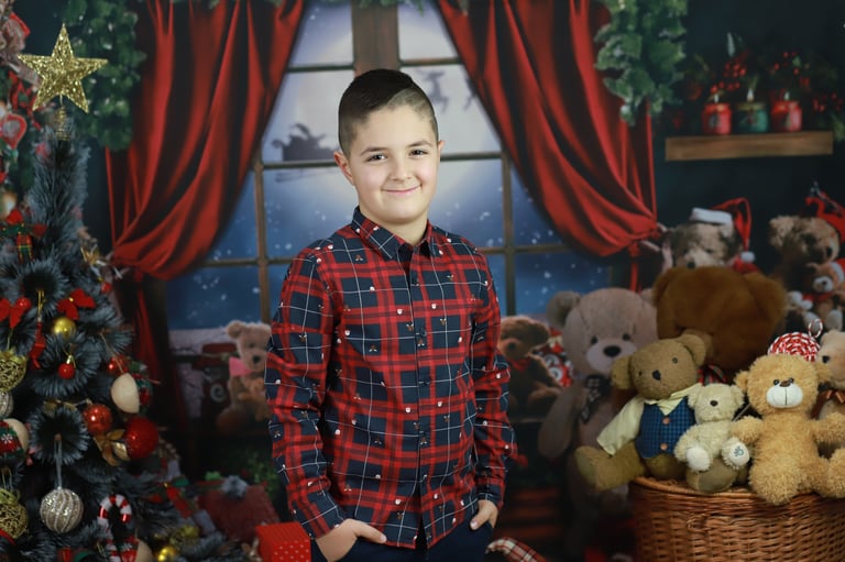 Коледна фотосесия на момче заснето от Фотограф Светлана Велинова в град Перник