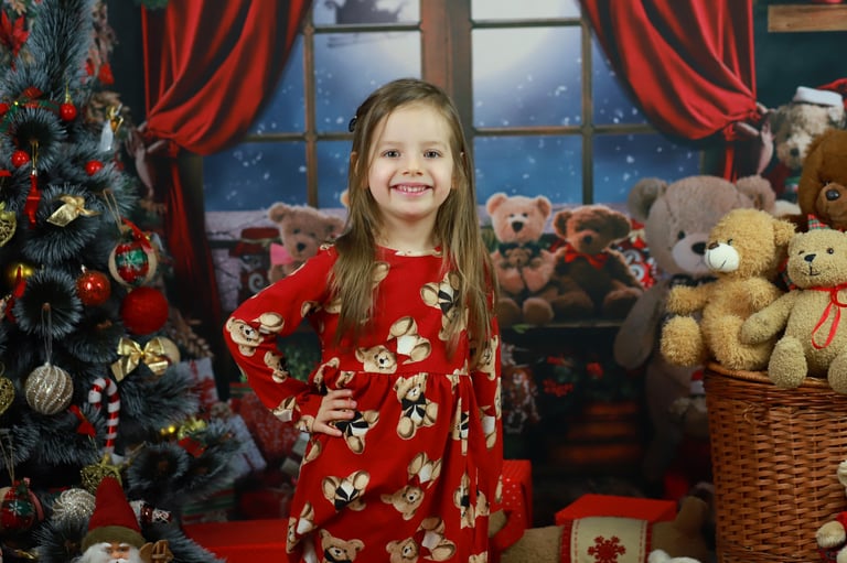 Коледна фотосесия на момиче заснето от Фотограф Светлана Велинова в град Перник