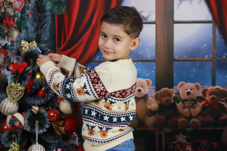 Коледна фотосесия на момче заснето от Фотограф Светлана Велинова в град Перник