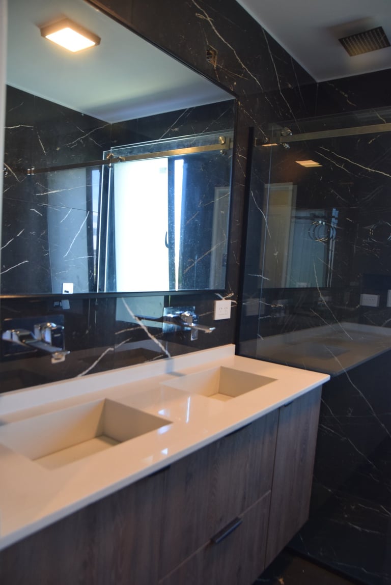 pileta de baño con espejo