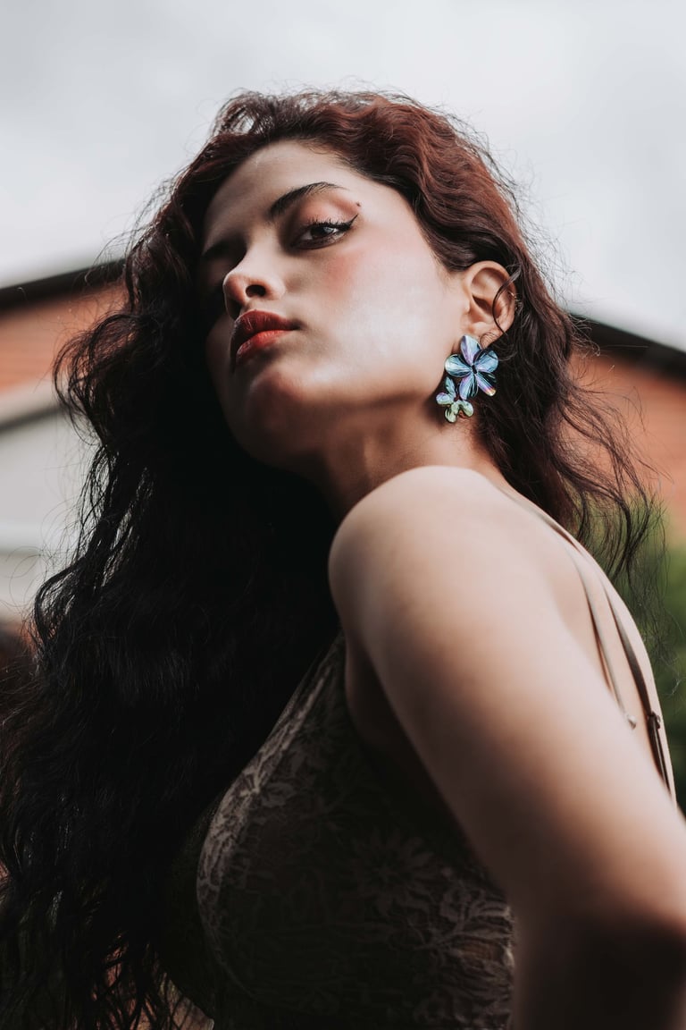 Mujer latina hermosa con cabello pelirojo modelando sensualmente con un maquillaje atrevido