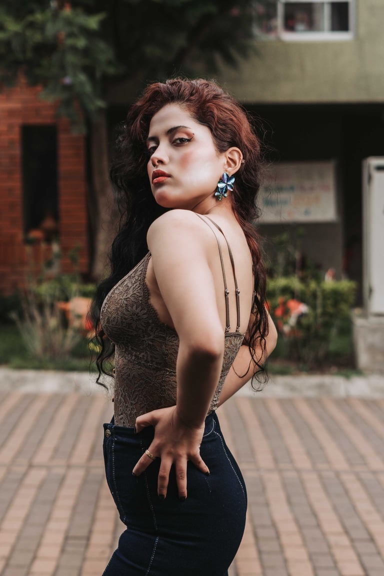 Mujer latina hermosa con cabello pelirojo modelando sensualmente con un maquillaje atrevido