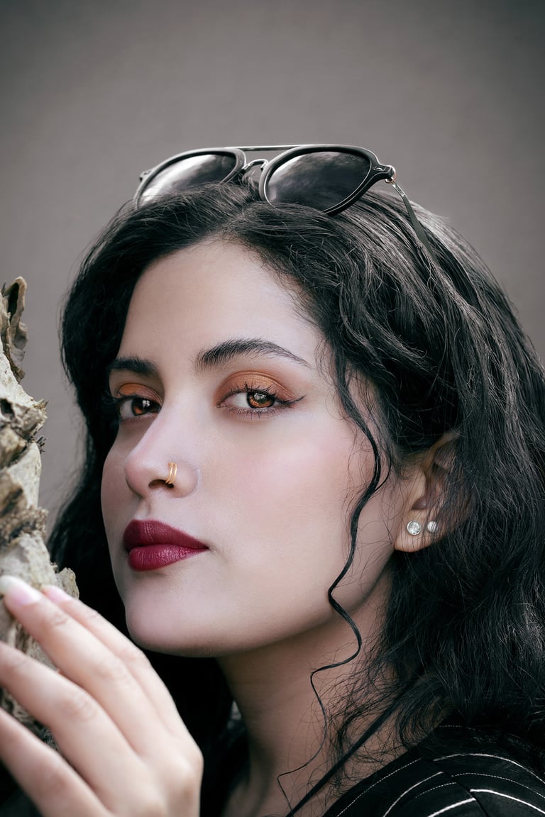 Retrato cercano de una mujer blanca hermosa con ojos de color dorado como si fuera una vampira
