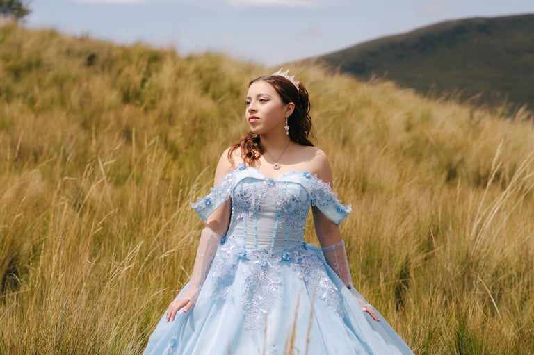 Foto profesional de quinceañera una sesión con vestido azul en el teleférico de Quito Ecuador