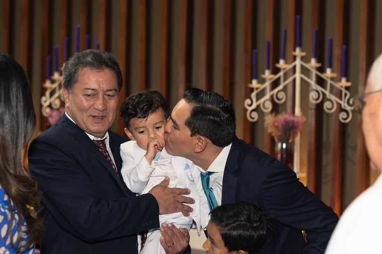 Foto profesional de bautizo padre besando a su hijo Quito Ecuador