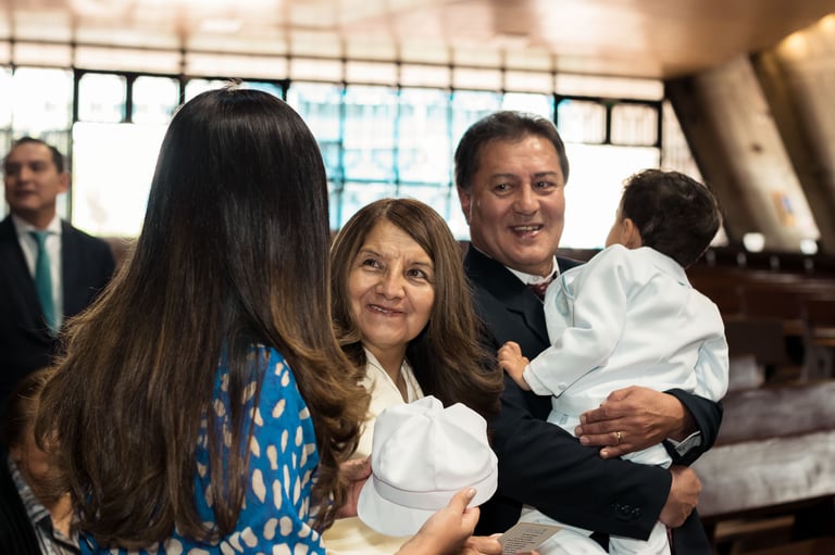 Foto profesional de bautizo en Quito Ecuador niño con abuelos