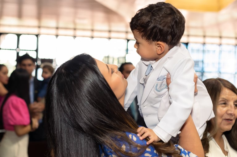 Foto profesional de bautizos con madre y niño alegres