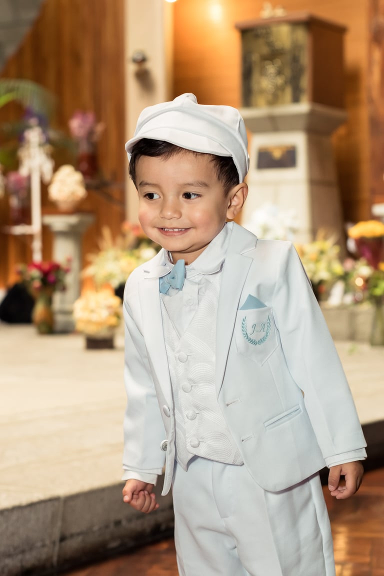 Foto profesional de niño vestido de marinero en bautizo Quito Ecuador