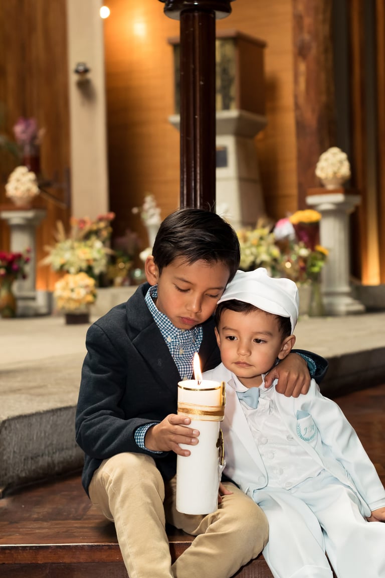 Niños hermanos abrazados después de bautizo en Quito Ecuador