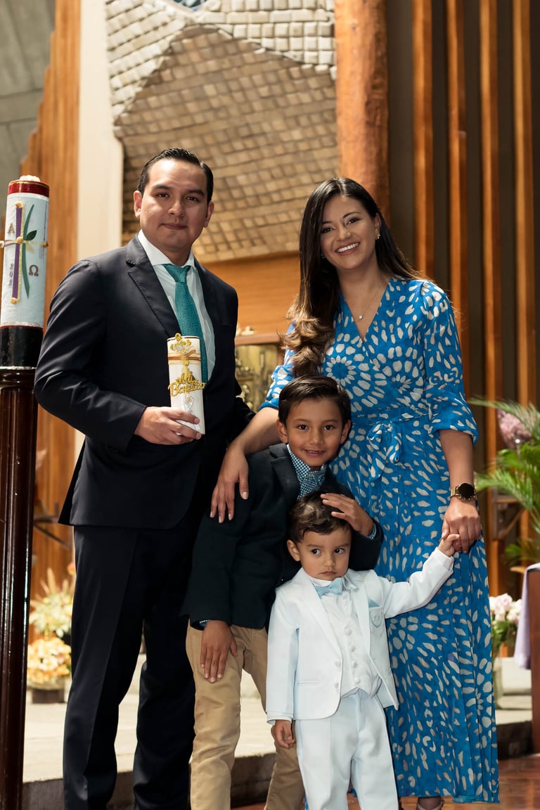 Fotografía profesional grupal de bautizos con toda la familia en Quito, Ecuador