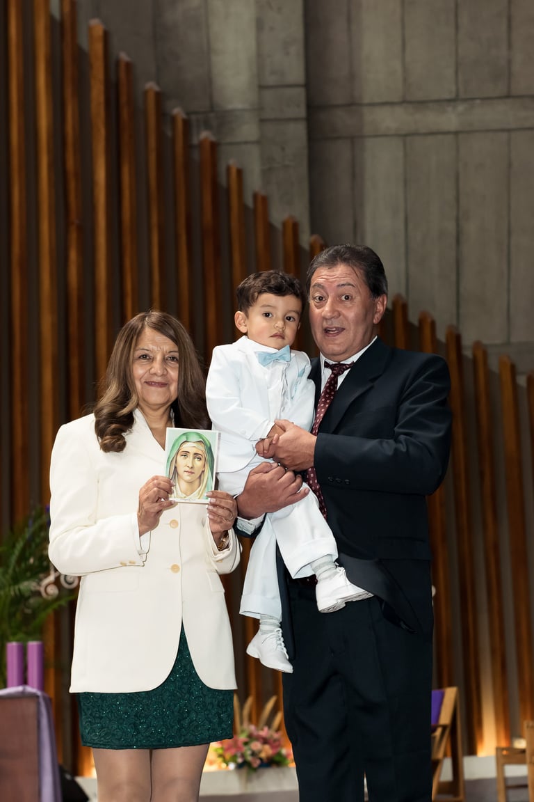 Fotografía profesional grupal de bautizos con toda la familia en Quito, Ecuador