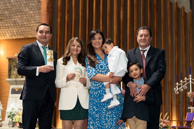 Fotografía profesional grupal de bautizos con toda la familia en Quito, Ecuador