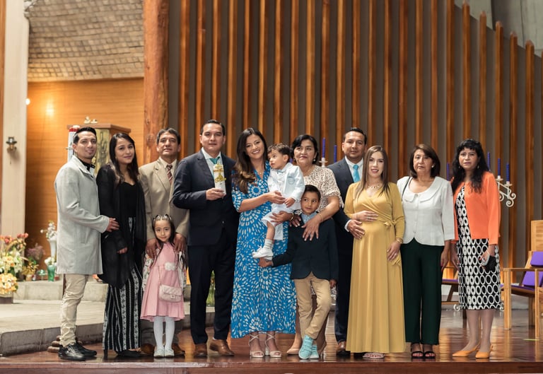 Fotografía profesional grupal de bautizos con toda la familia en Quito, Ecuador