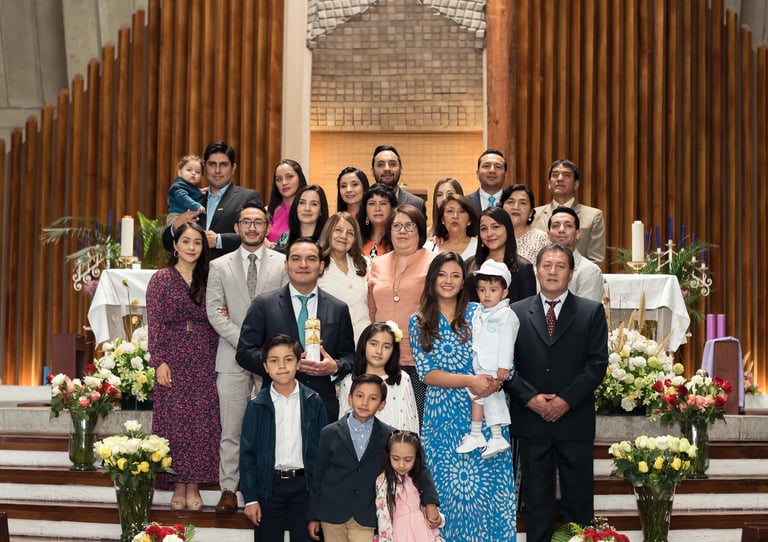 Fotografía profesional grupal de bautizos con toda la familia en Quito, Ecuador