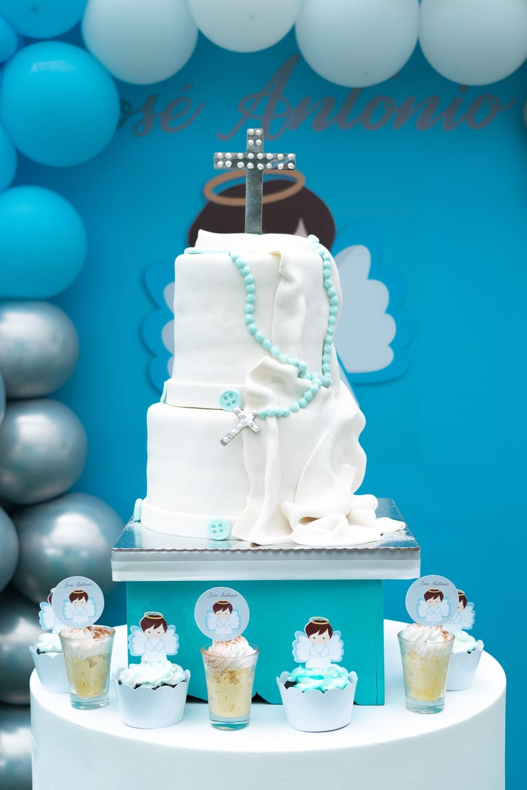 Pastel con pastelillos de dos pisos por bautizo