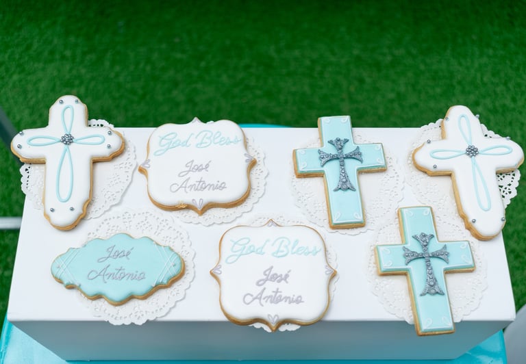 Conjunto de bocadillos de repostería para niño bautizado