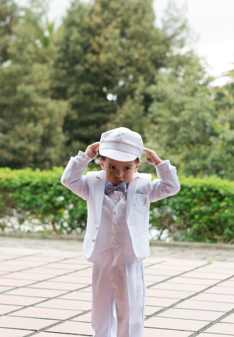 Foto profesional de niño vestido de marinero en bautizo Quito Ecuador