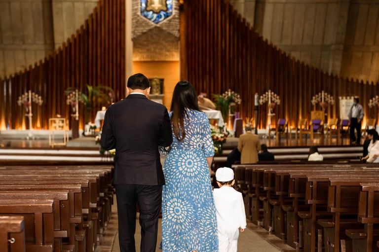 Familia entrando a la iglesia para bautizar a su niño