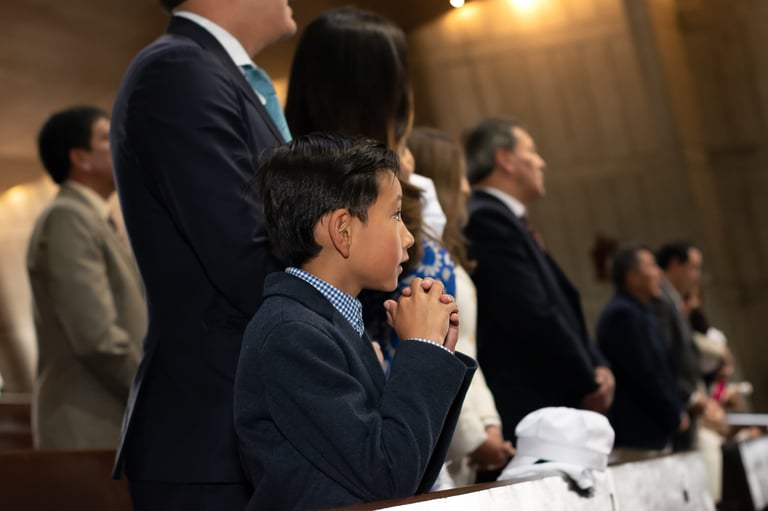 Niño rezando en una capilla durante el bautizo de su hermano Ecuador