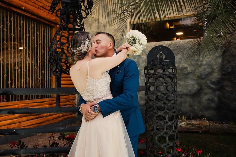 Fotógrafo de bodas en Quito, Ecuador, recién casados dándose un beso de amor