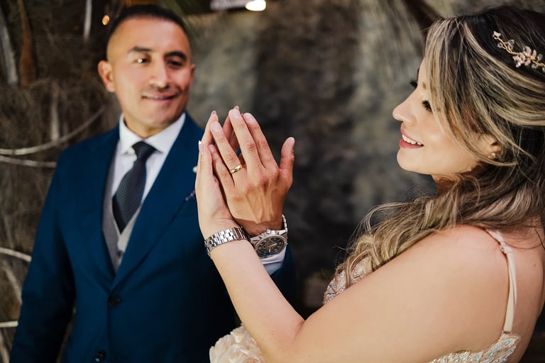 Fotógrafo de bodas en Quito, Ecuador, pareja de recién casados mostrando su anillo