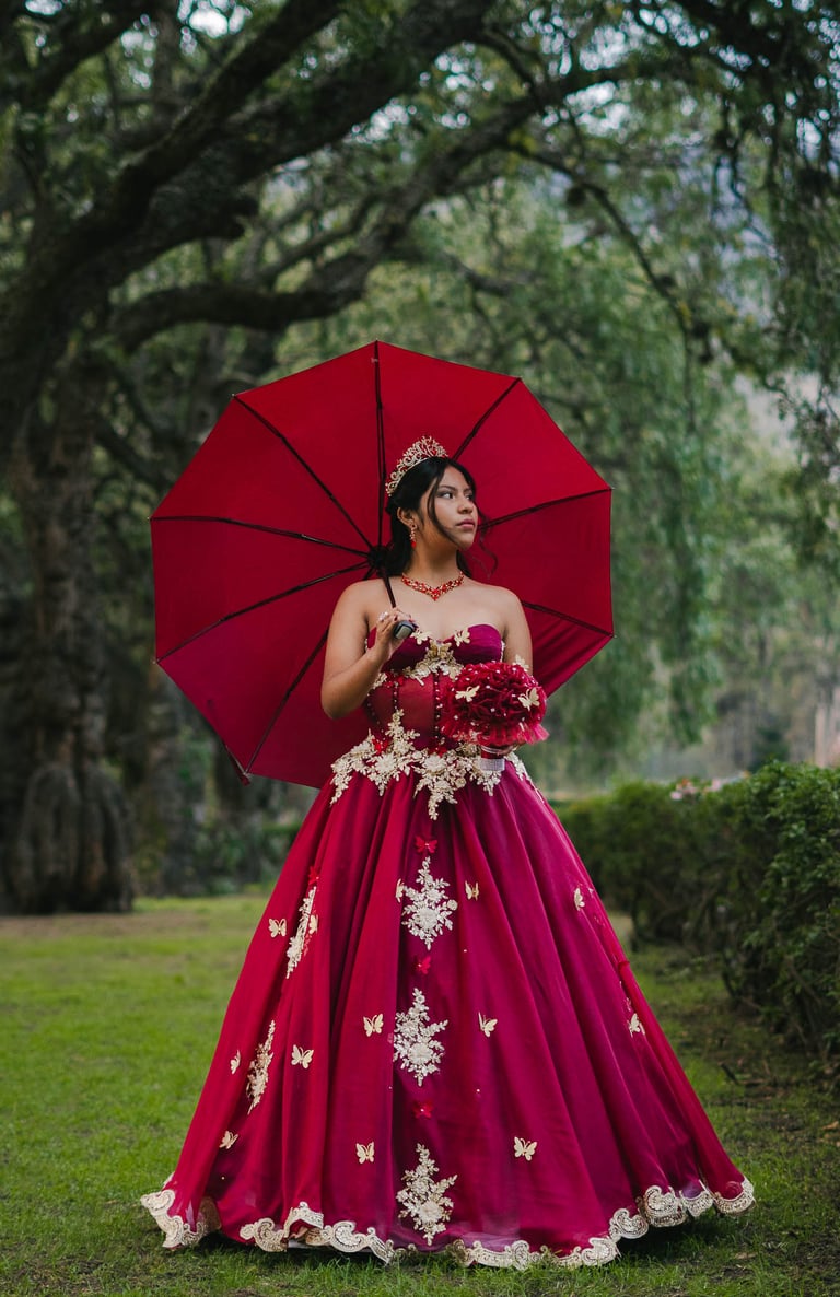 Sesión de fotos para quinceañeras con vestido rojo y paraguas en Quito