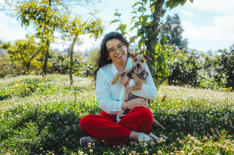 Retrato profesional familiar en Quito, Ecuador, lugar de la naturaleza con su mascota en el césped