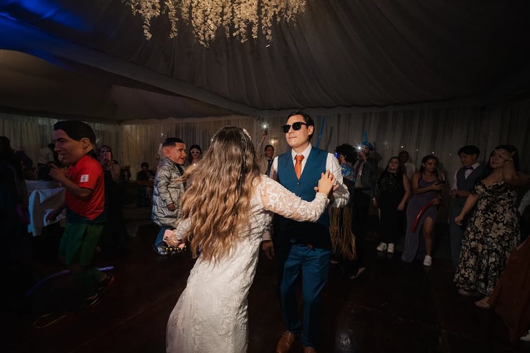 Fotografía de recien casados en su fiesta hora loca