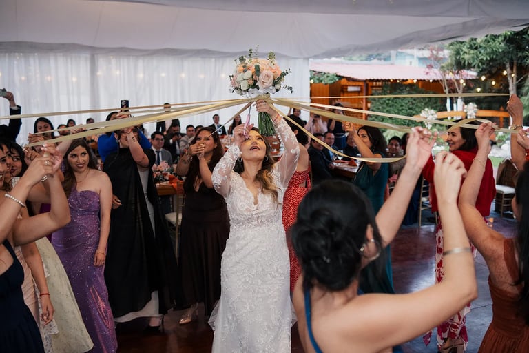 Novia cortando lazos para las solteras de su boda en Quito