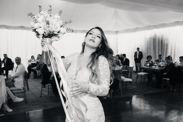 Fotografia de boda de novia con su ramo estilo paparazzi en Quito