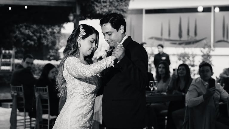 Foto de boda en blanco y negro de recien casados bailando