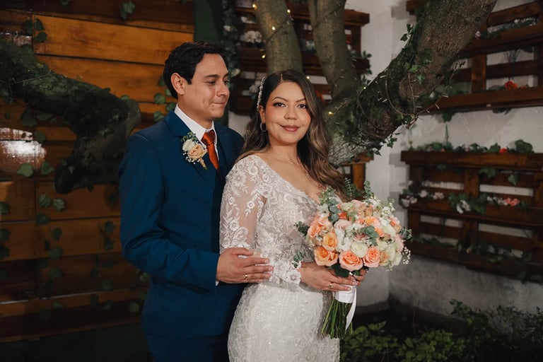 Retrato editorial de recien casados en su boda en Quito Tumbaco con mucha vegetacion y luz calida