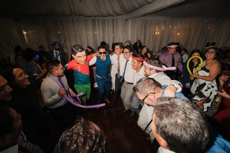 Fotografía de recien casados en su fiesta hora loca