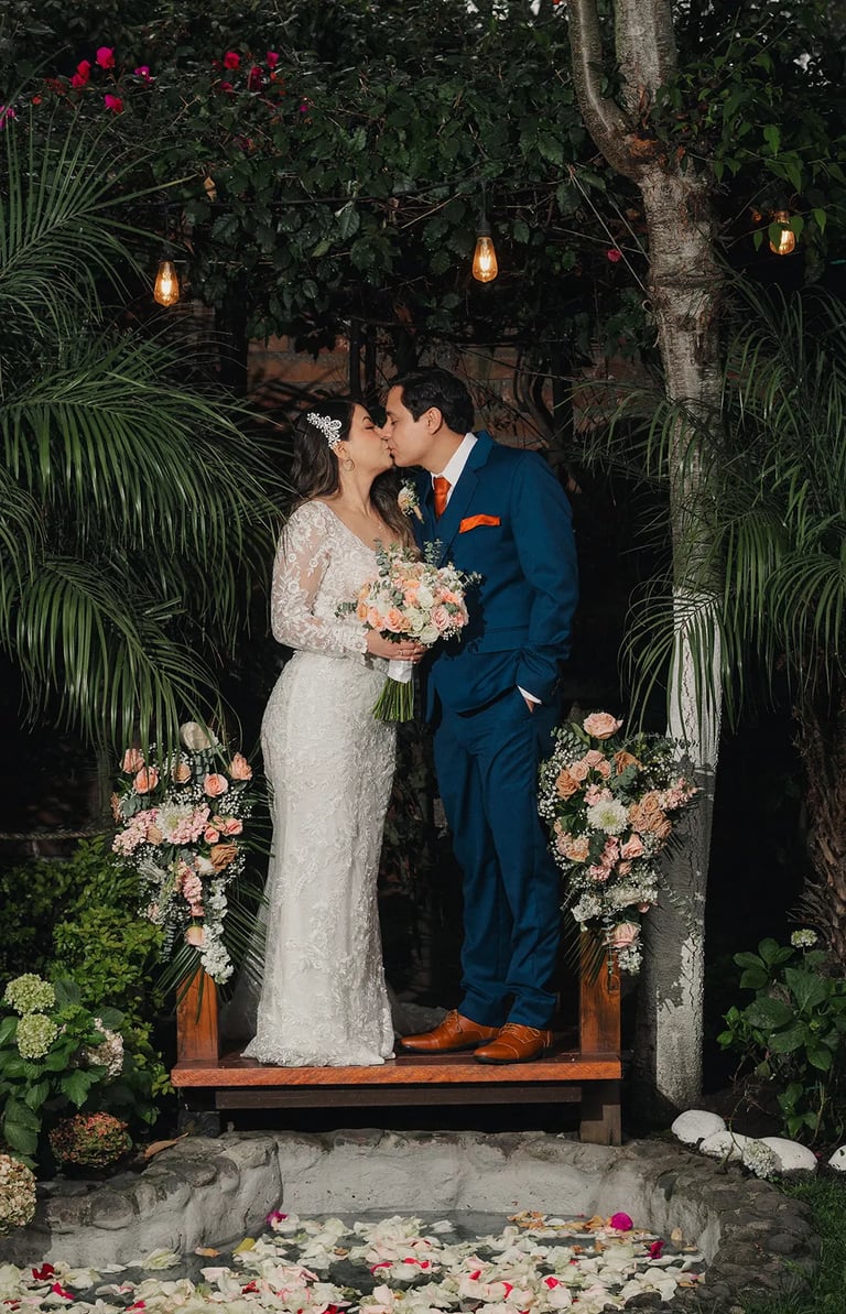 Retrato editorial de recien casados en su boda en Quito Tumbaco con mucha vegetacion