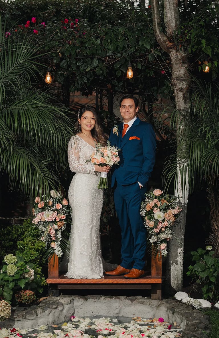 Retrato editorial de recien casados en su boda en Quito Tumbaco con mucha vegetacion