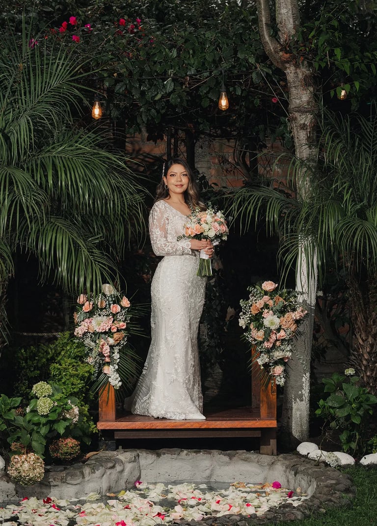 Retrato editorial premium de novia en un ambiente natural